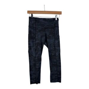 Lululemon Camo Print Cropped‎ Leggings size 4 Gray/Black